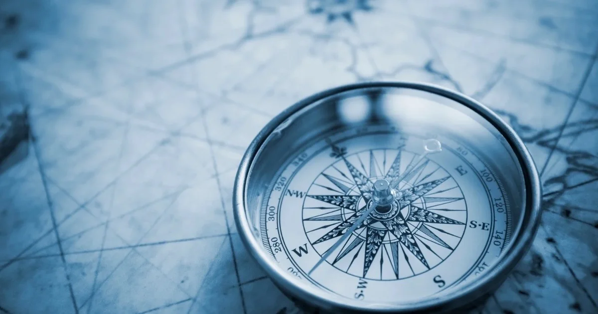 航海図の上に置かれた羅針盤のクローズアップ